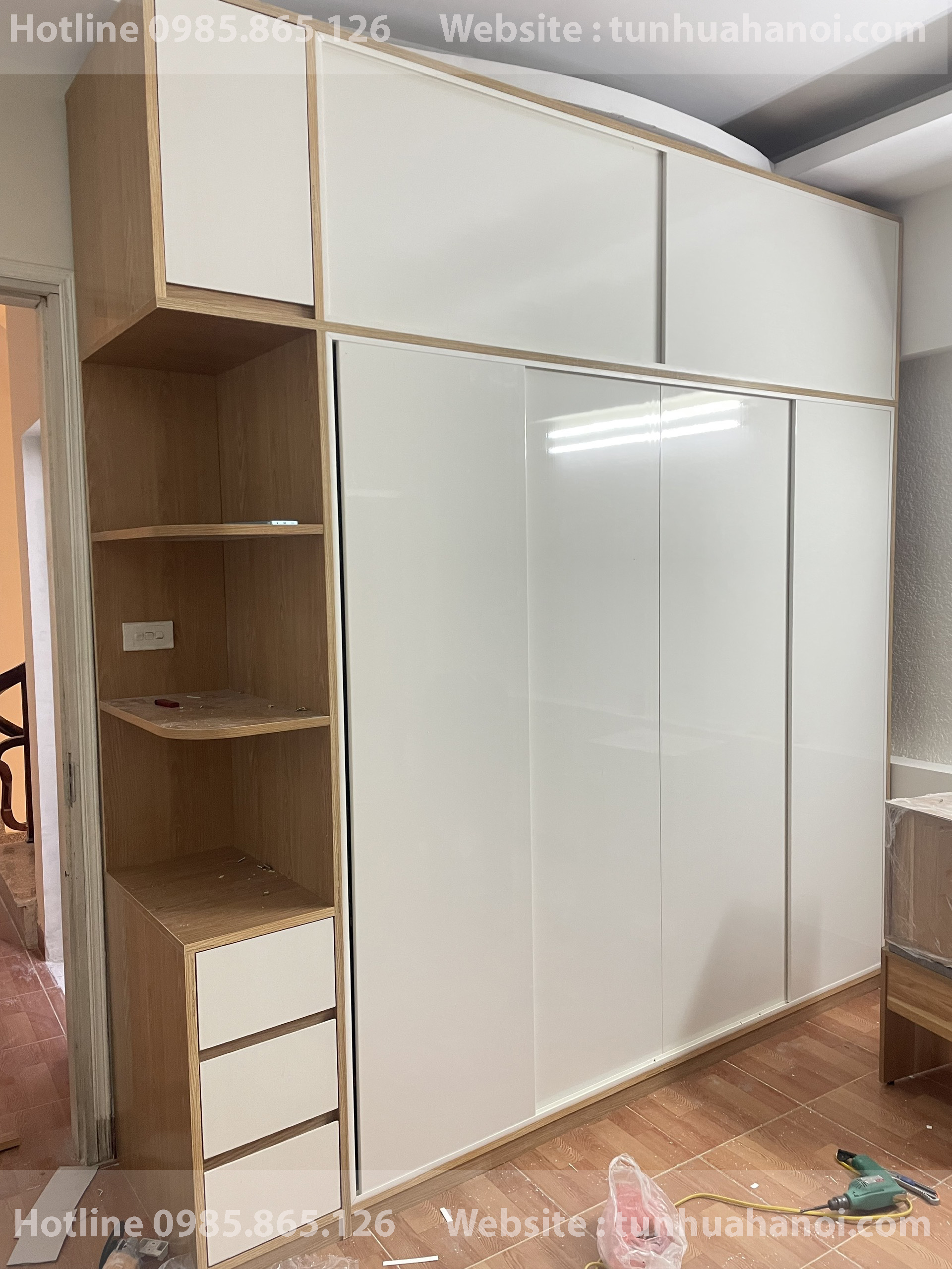 tủ 4 cánh lùa liền kệ trang trí khung vân gỗ
